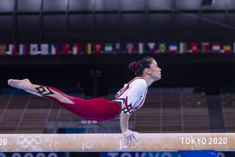 Kim Bui auf dem Schwebebalken bei den Olympischen Spielen in Tokyo 2020